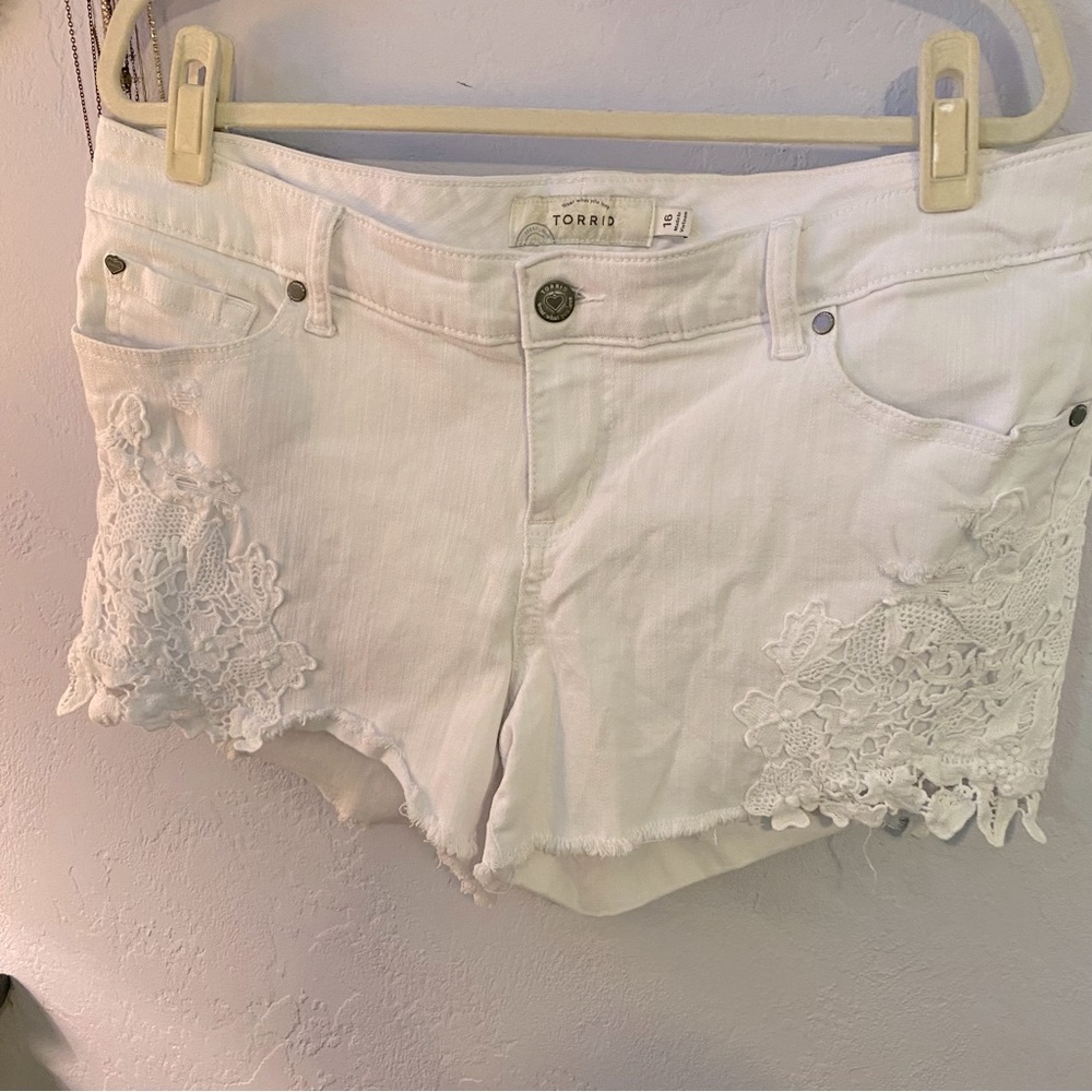 Torrid Midrise 16 white lace side shorts